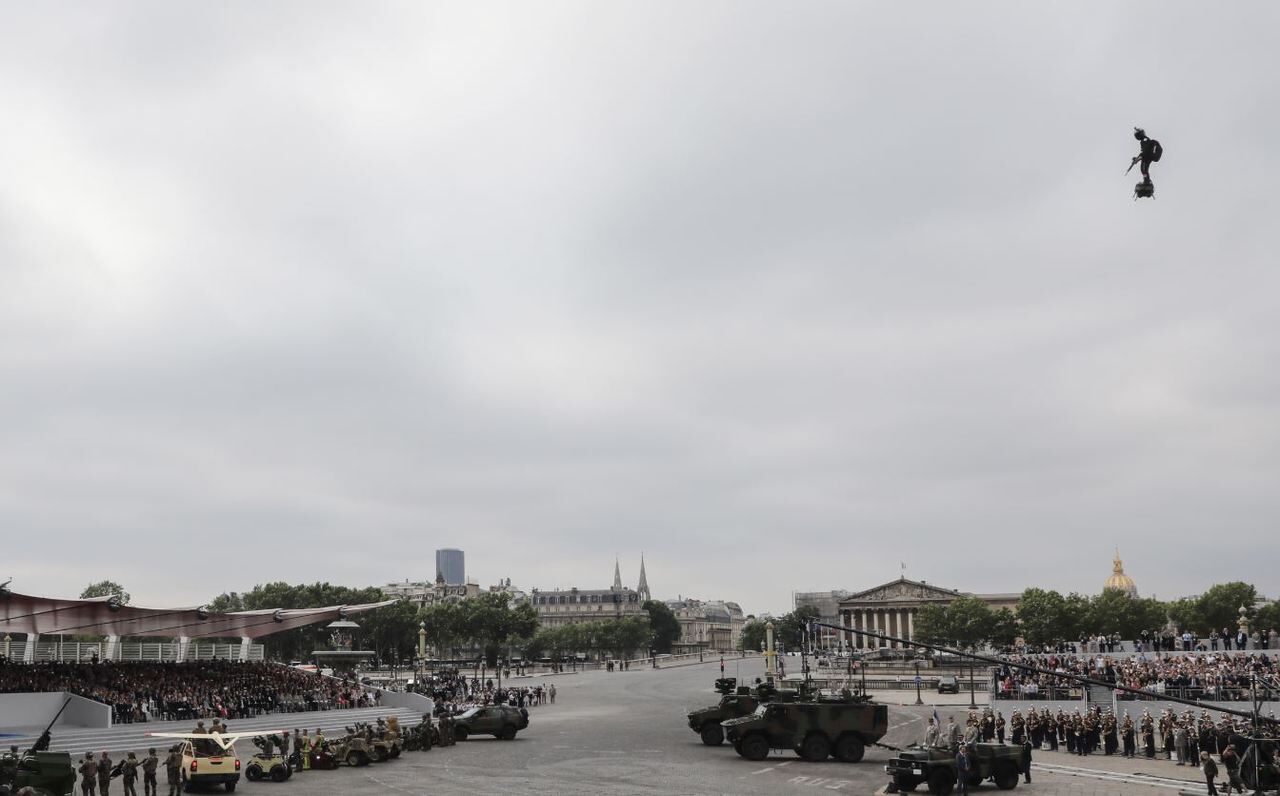 Le champion du monde de jet-ski français Franky Zapata ce 14 juillet à Paris./AFP